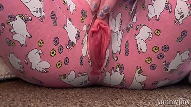 Cute teen plays on her bedroom floor. Orgasm 5.35 jammyjinx.