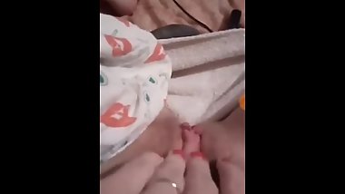 Elle montre son gros seins et caresse sa petite chatte
