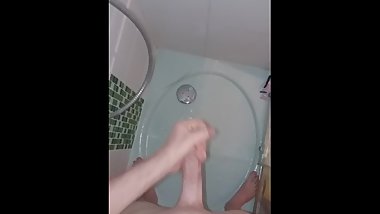 Jeune amateur franÃ§ais se masturbe et craxhe sur sa bite sous la douche