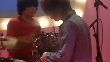 The Strokes bang mic stands