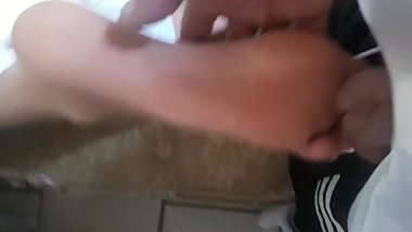 esfregando os pÃ©s branquinho com chulÃ© no meu pau duru