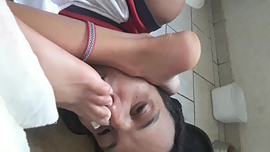 sentindo um chulezinho do pezinho branquinho