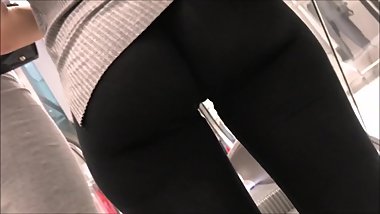 Candid teen in leggings with jiggly ass