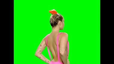 Miley Cyrus half-naked SÃºper hot