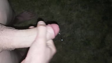 Ich spritze nachts in meinem Garten ab