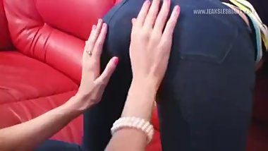 LESBIANS RUBBING IN JEANS