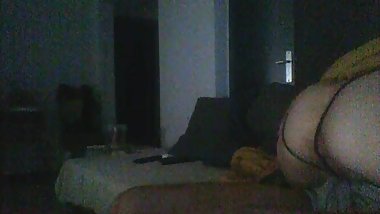 Elle a chaud la coquine;elle se frotte.